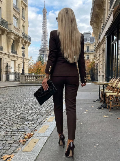 Conjunto elegante de blazer y pantalón