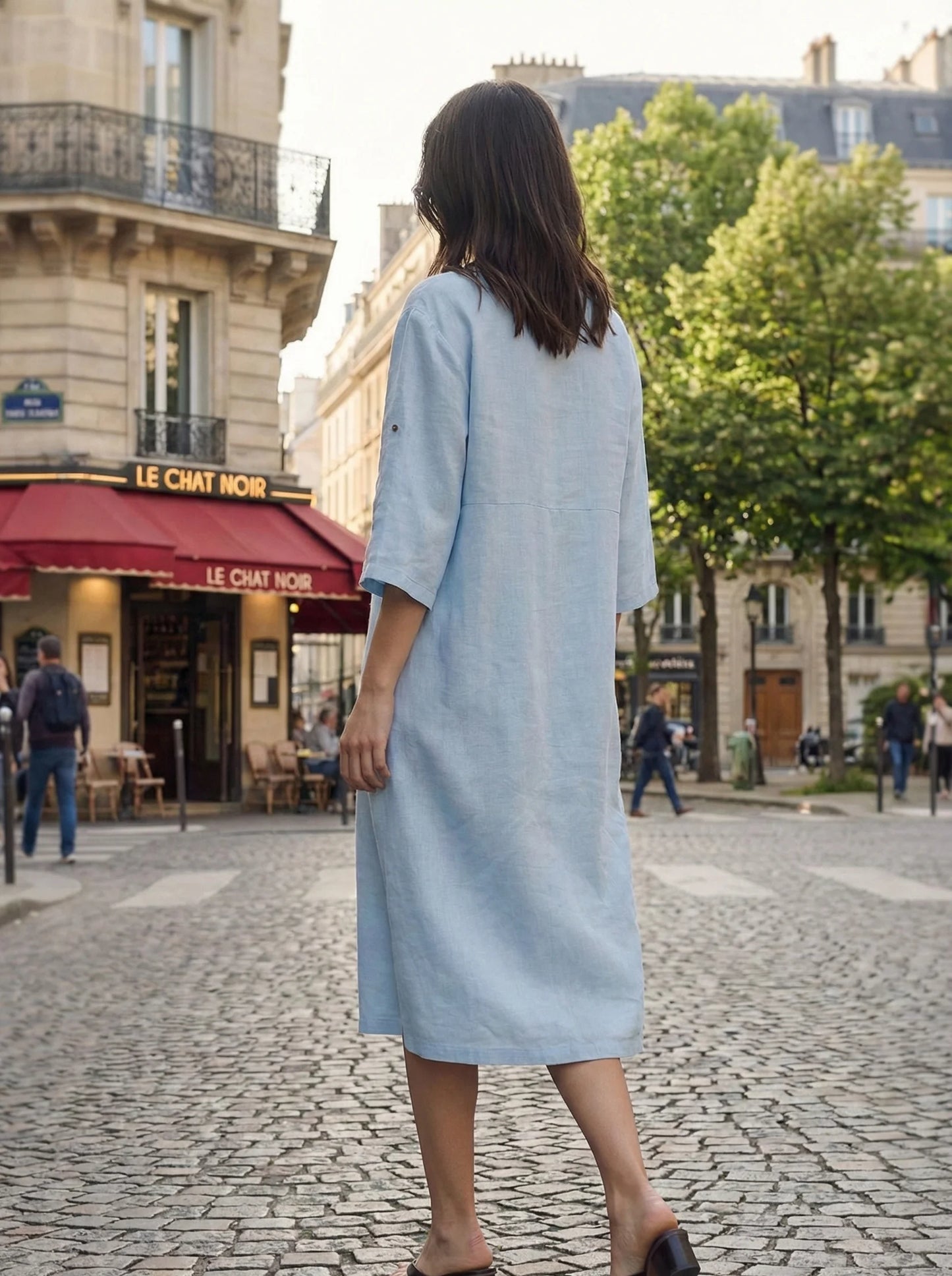 Vestido midi con cuello redondo y botones